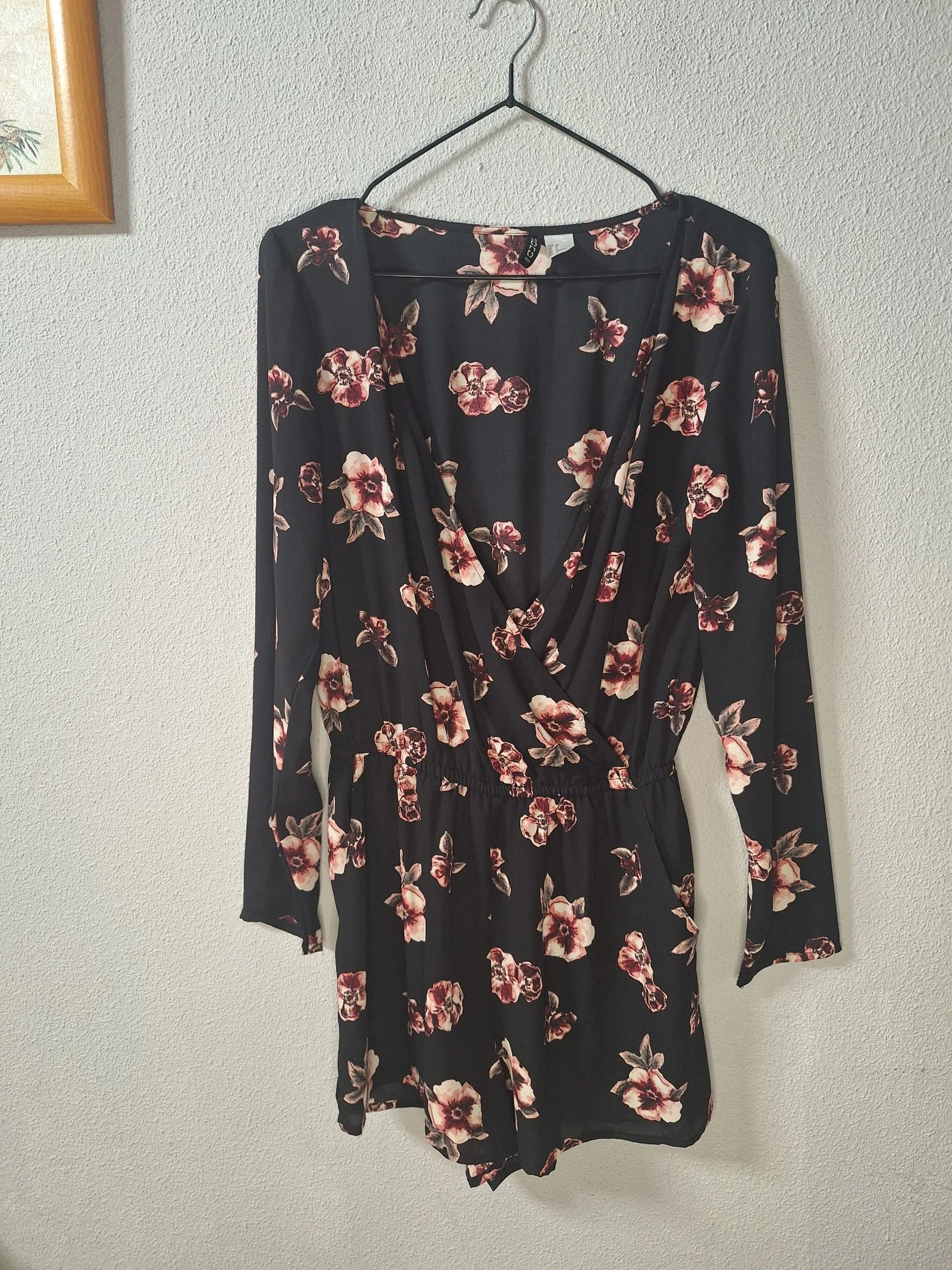 Mono corto floral H&M negro talla 38 escote cruzado manga larga